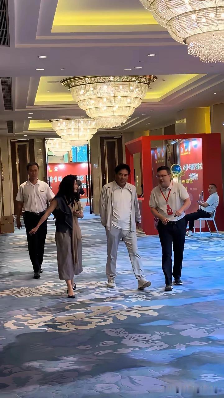 这个浓眉大眼的家伙，下次穿衣服注意点儿！认出来是谁了吗？