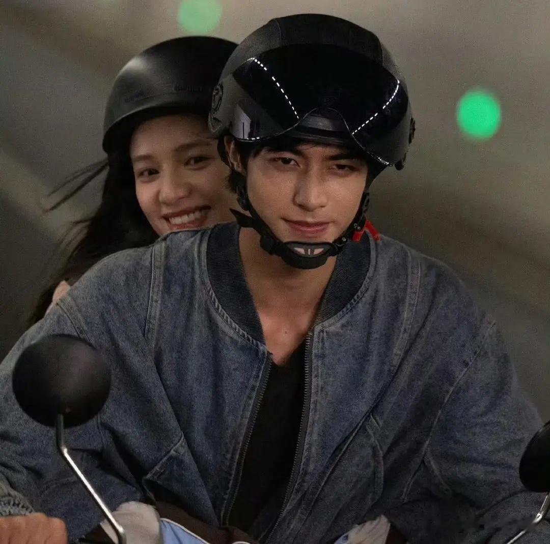 张婧仪和宋威龙主演的《野狗骨头》定档7月5日，巧的是，虞书欣和陈靖可的《灿如繁星
