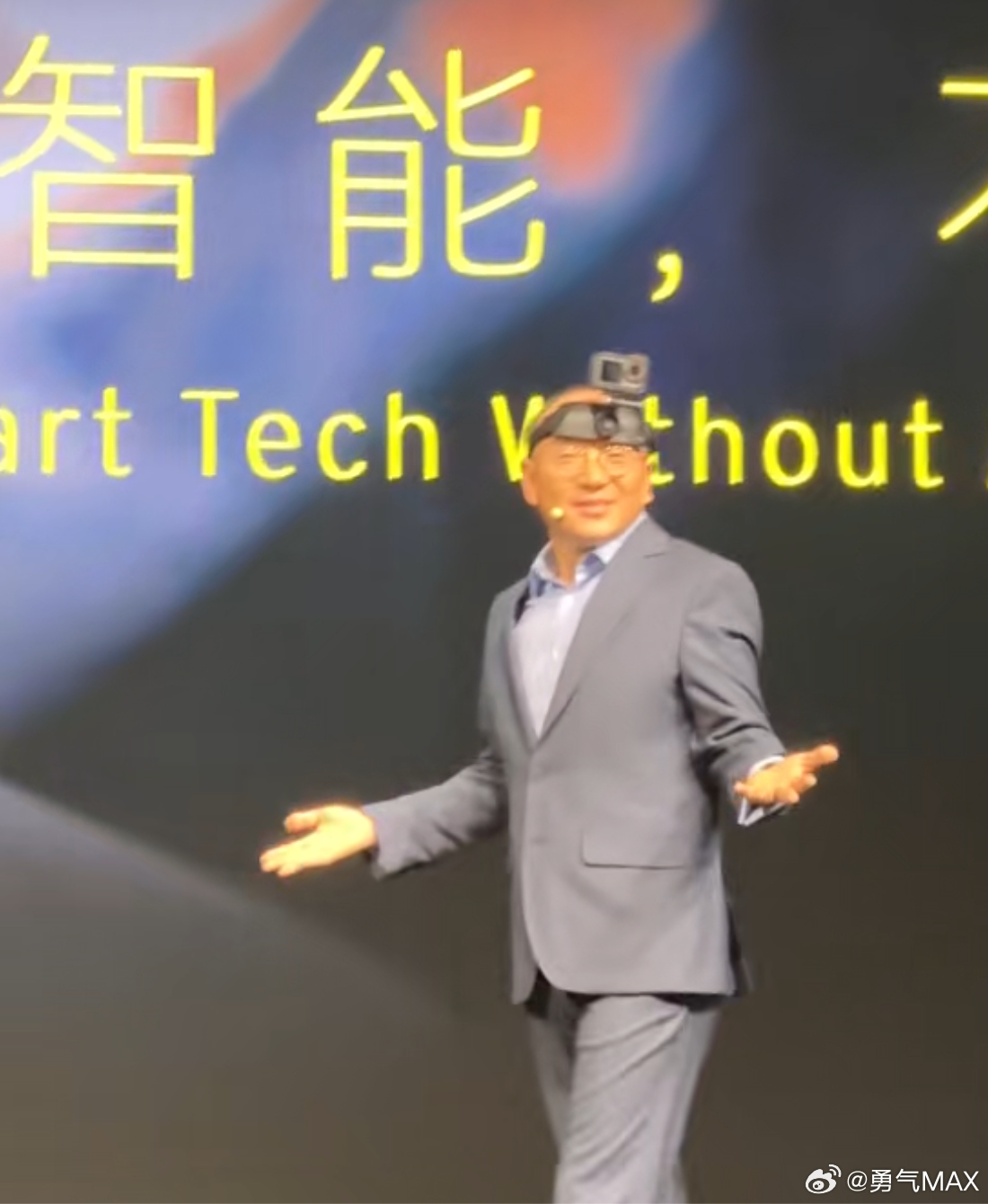 莲花CEO戴摄像头讽刺车顶激光雷达嘲讽带激光雷达的车丑真不该这样人戴这个摄像头是