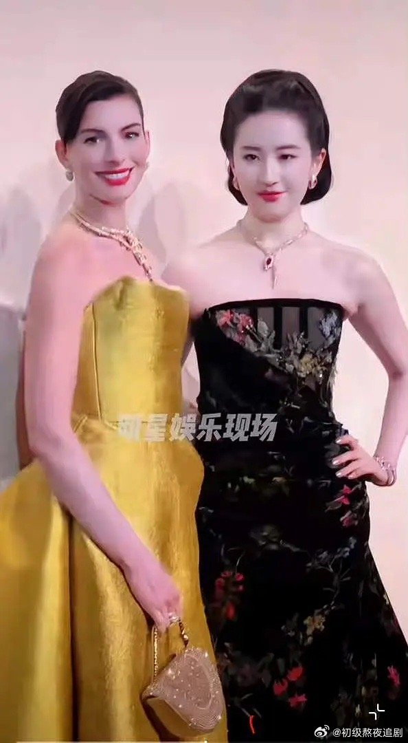 这么一看刘亦菲头真的大不少啊 