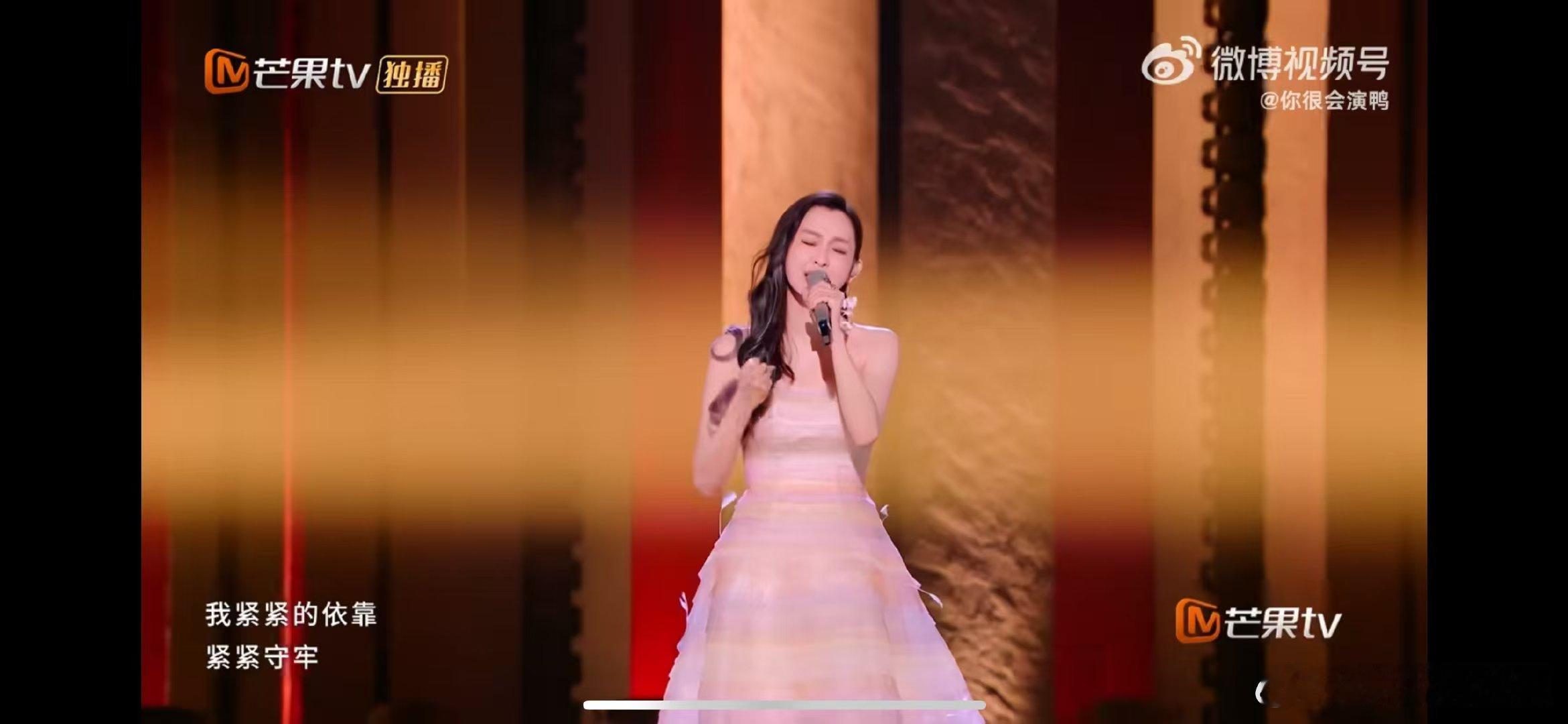 范玮琪把江语晨唱哭乘风2026一曲诉尽青春往事，范玮琪solo舞台氛围感拉满，温