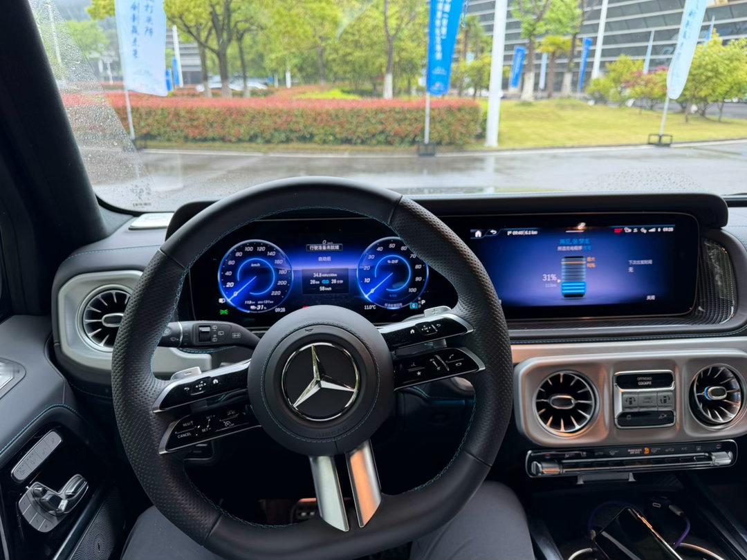 出发，开纯电大G抵达机场，前往北京车展下午有证件可以提前探馆，看看有什么新鲜东西