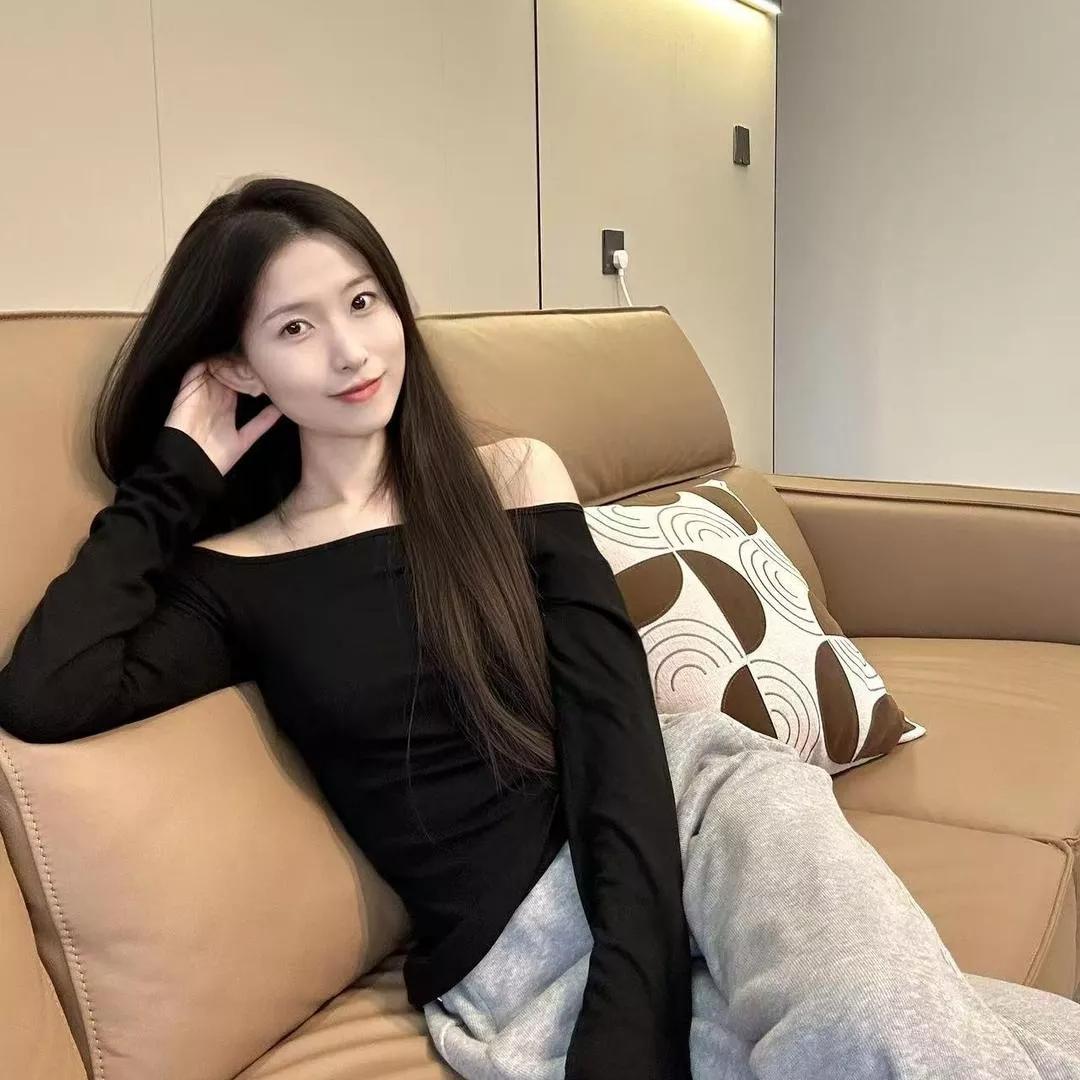 慵懒午后，暖阳相伴，享受片刻宁静。秋日午后的温柔 秋日第一份暖阳 秋日清新照 温