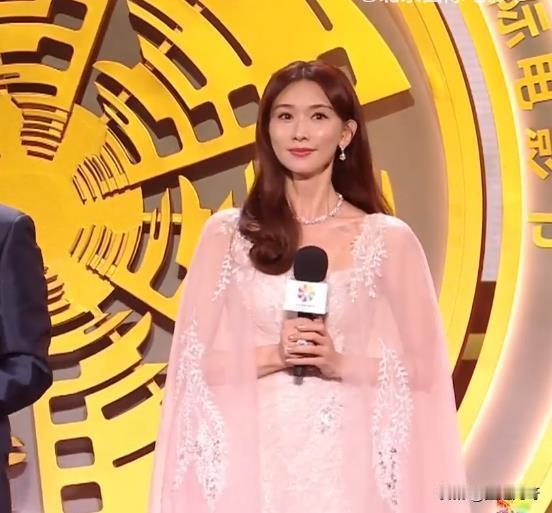 48岁林志玲盛装出席北京国际电影节，状态颜值直线回春，看着跟10年前没啥区别。