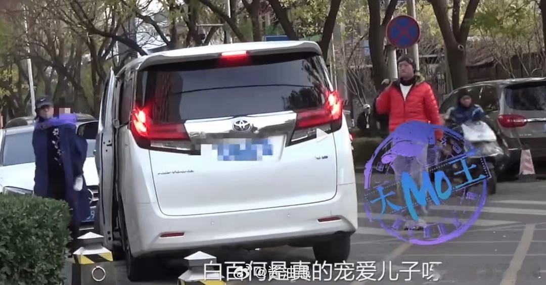 白百何接小儿子放学背着上车 白女士现在属于每播一剧营销一次娃妈人设。 