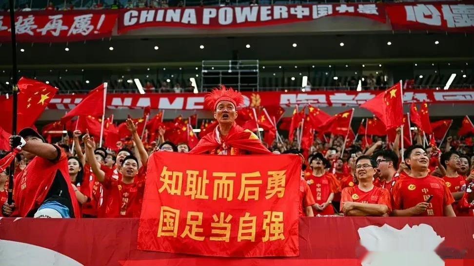 今天又是中国足球霸屏的一天，因为连续出了2个新闻，让广大球迷有点挂不住脸：
一是