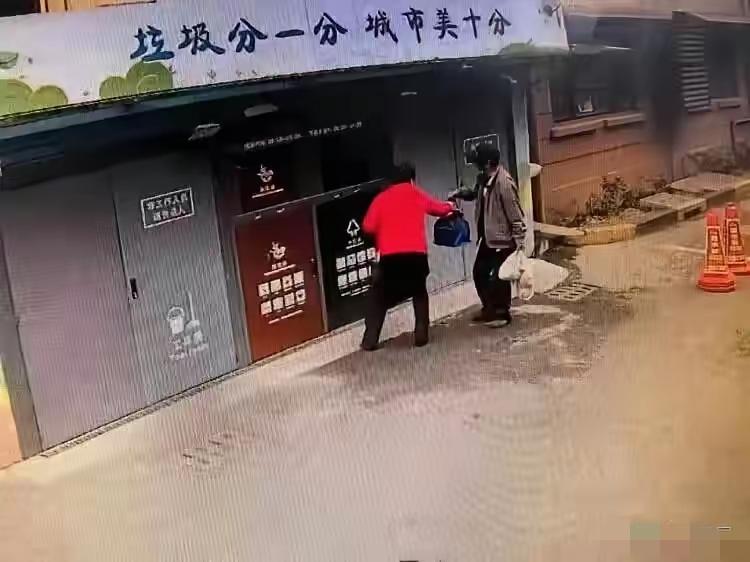 傻眼了！上海环卫大姐垃圾站捡了个旧牛奶箱，打开一看当场愣住了，里面整整齐齐码着3