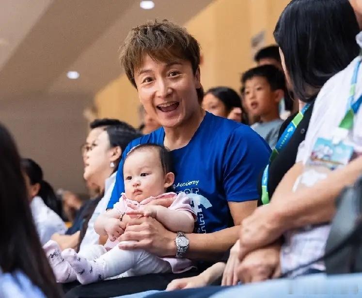 方力申带女儿去看球赛，小家伙太可爱了！让人忍不住想要逗逗她、摸摸她的小脸蛋，这孩
