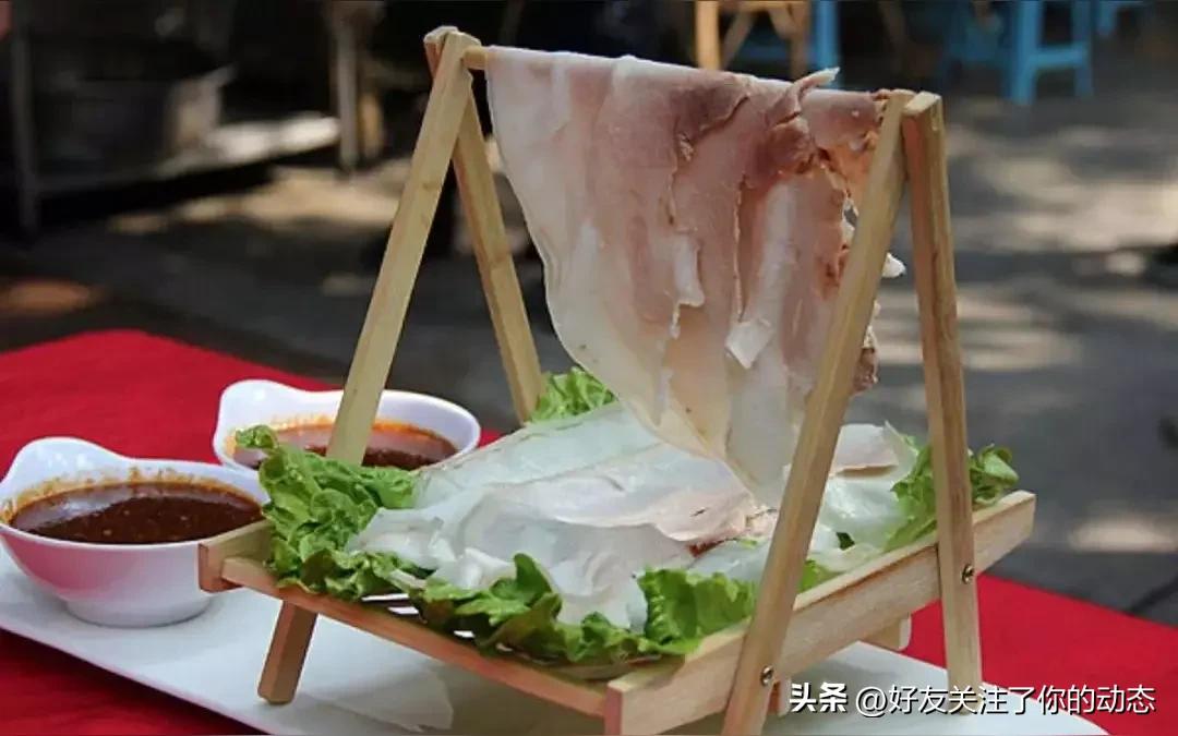 李庄白肉
 
        李庄白肉全称李庄刀口蒜泥白肉，产自宜宾李庄古镇，起