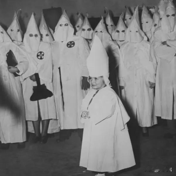 这幅历史照片展示的是三K党（Ku Klux Klan，简称 KKK）的集会场景。