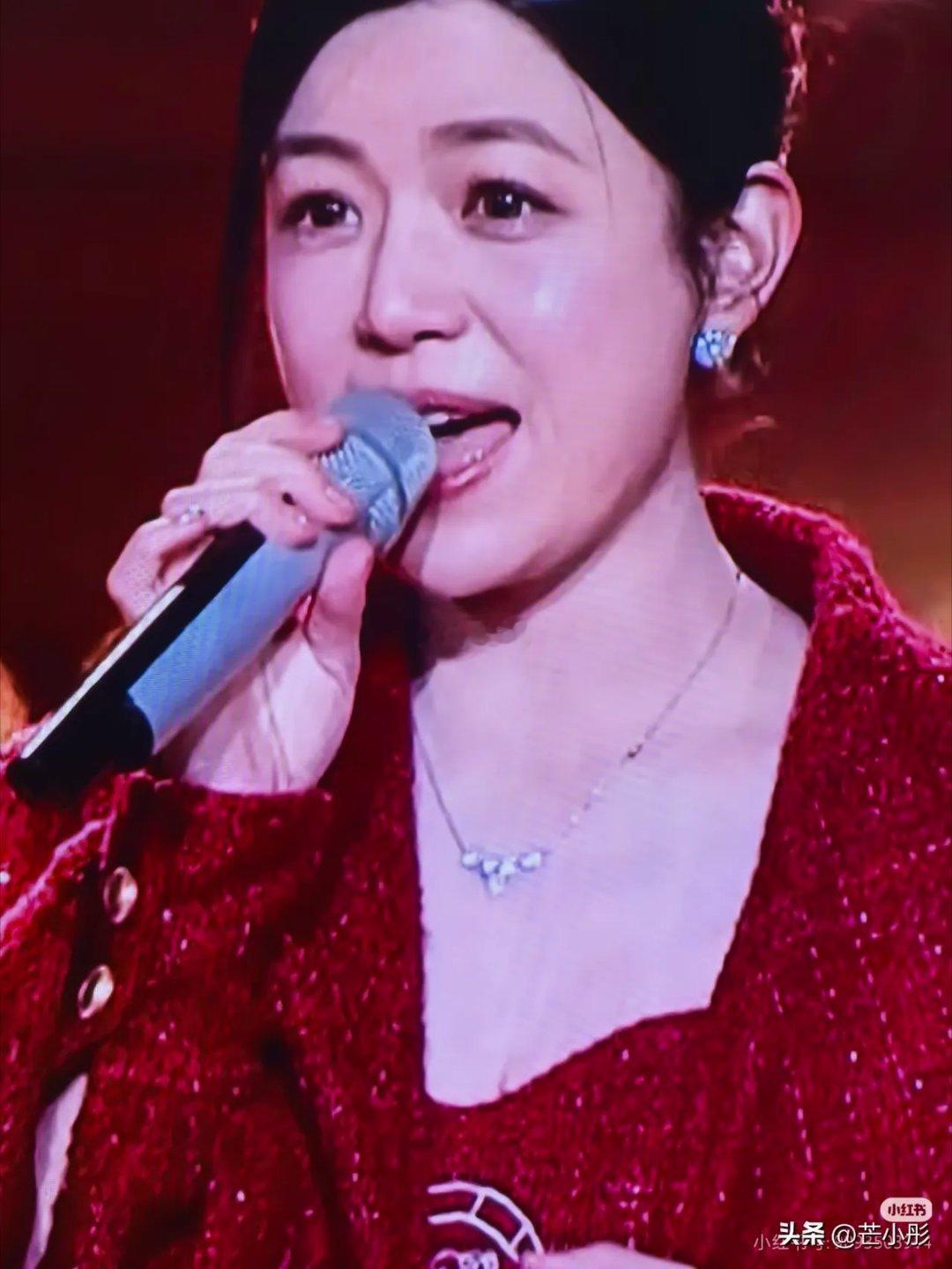 陈妍希最近因为狙击蝴蝶火了，大家都夸她42岁嫩。但看到她跨年晚会上这一套红色妆造