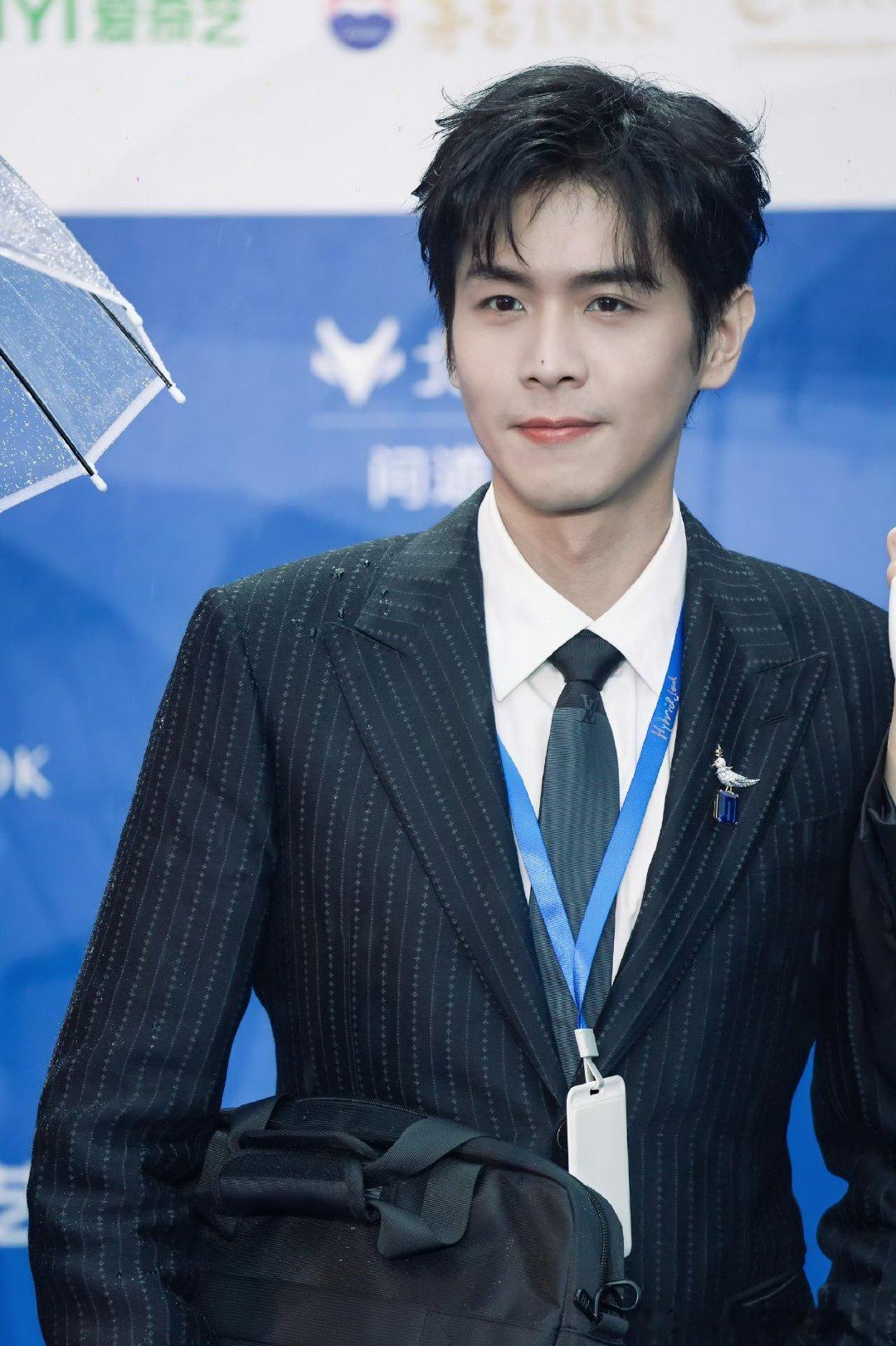 张若昀怎么十几年后还长这样 张若昀是怎么做到冻龄的张若昀这冻龄状态太绝了！北影节