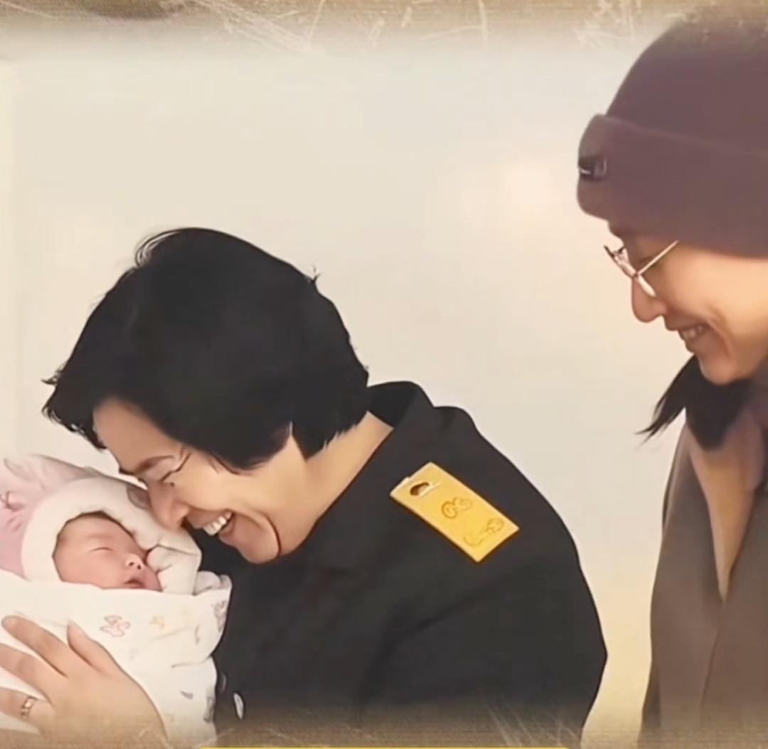 邵华抱着刚出生不久的毛东东，高兴得合不拢嘴，刘滨看着祖孙二人非常欣慰。

200