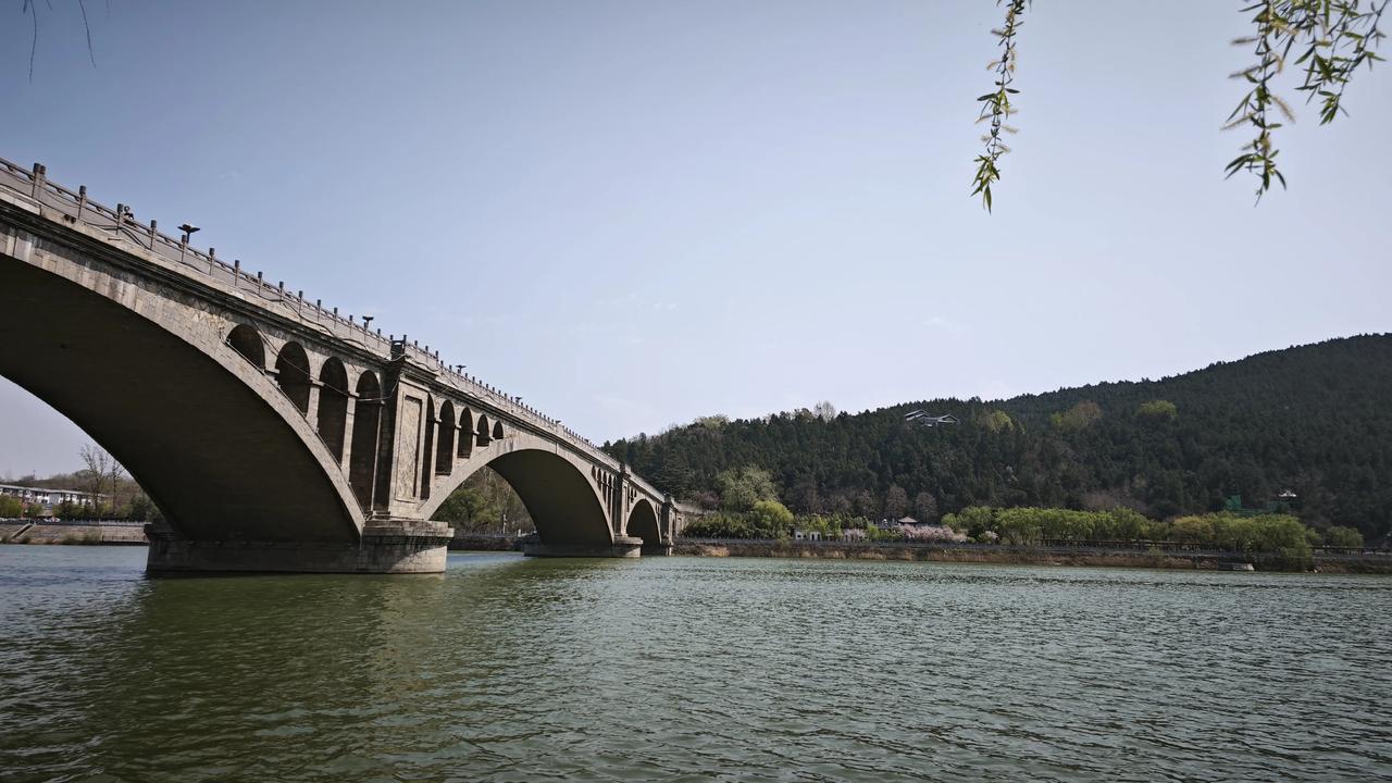 春日生活打卡季春山如黛，碧水含光，古桥静卧在时光里，风拂柳丝，把一整个春天的温柔