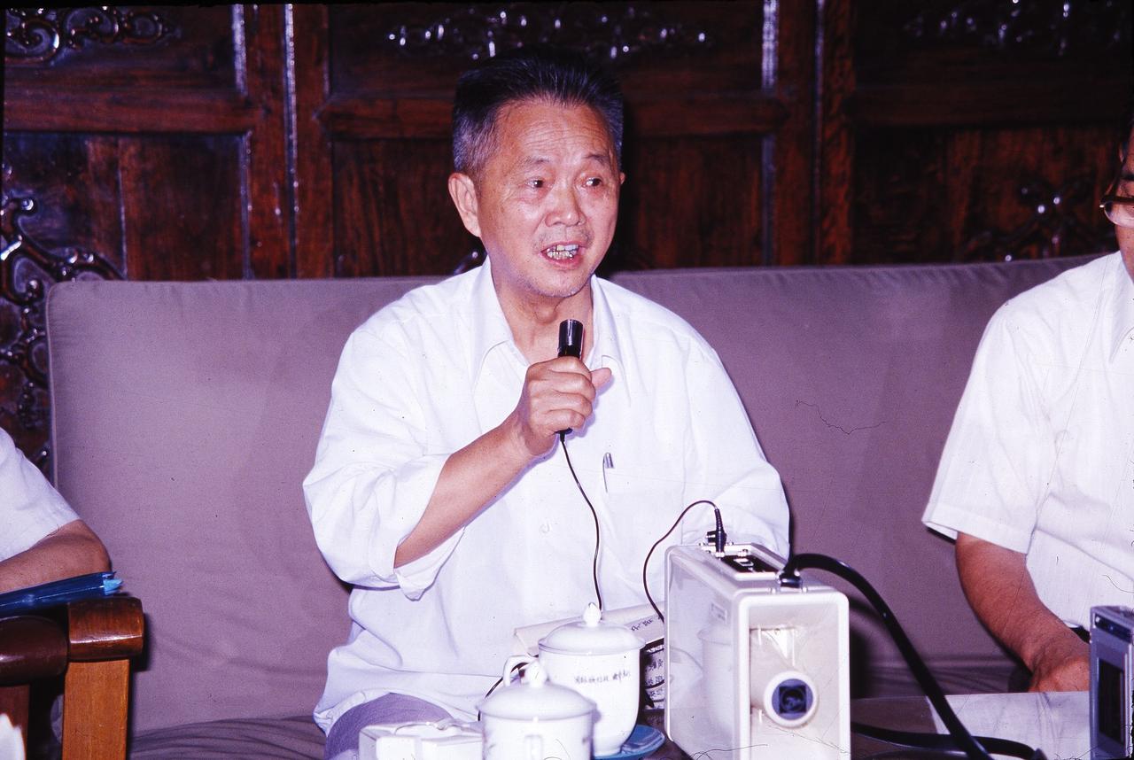 山东省委原书记舒同在讲话