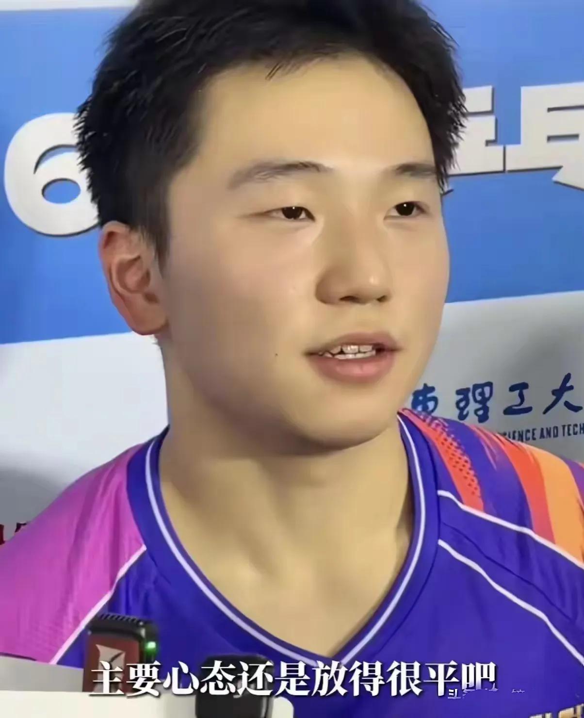 【19岁小将谈如何战胜地表前五，平常心应对张煜东“魔性发球”，接发抢先上手是取胜