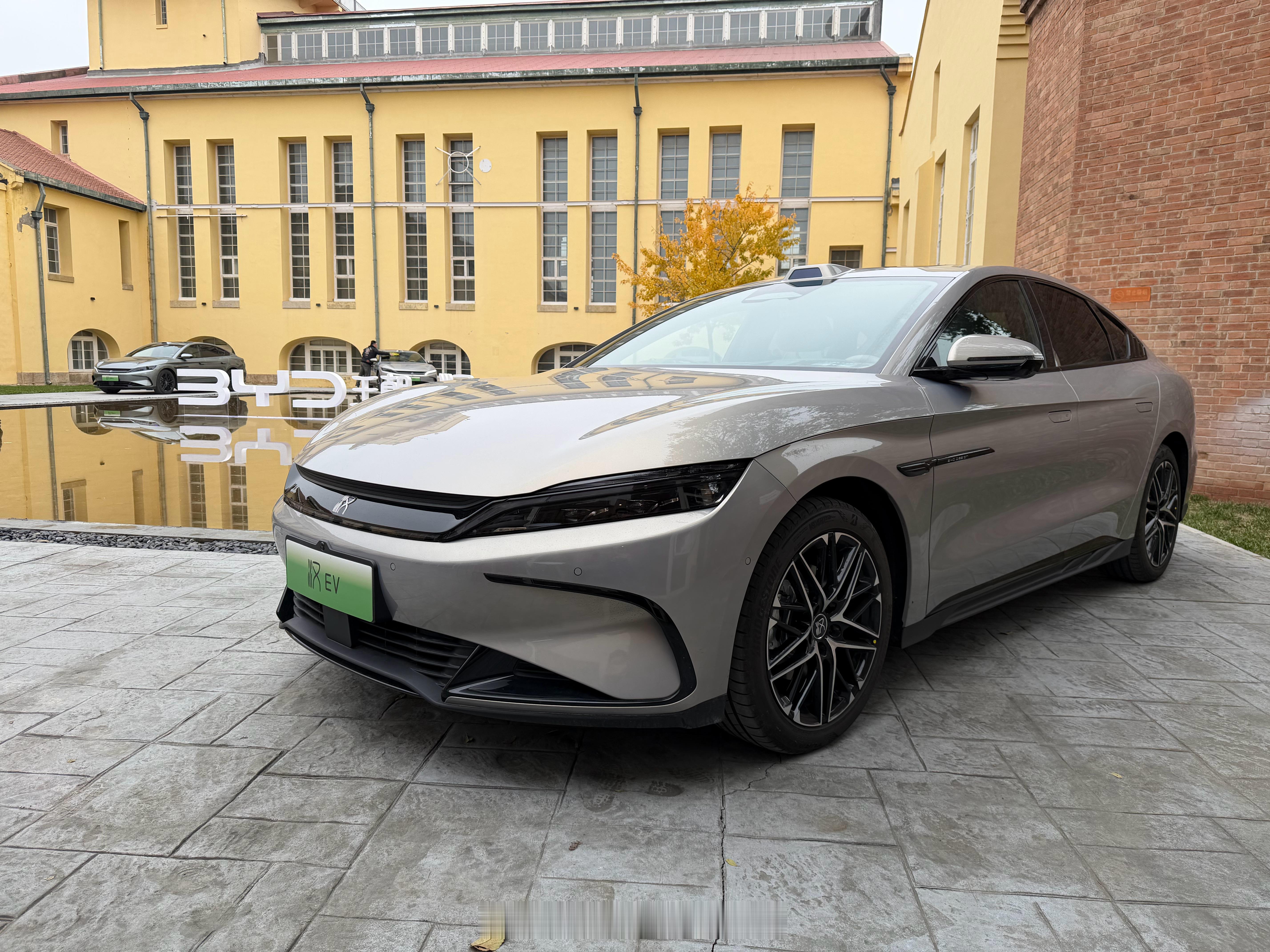 今天来试试比亚迪汉的长续航版本纯电续航从125 提升到 245 了还换了怀档加了