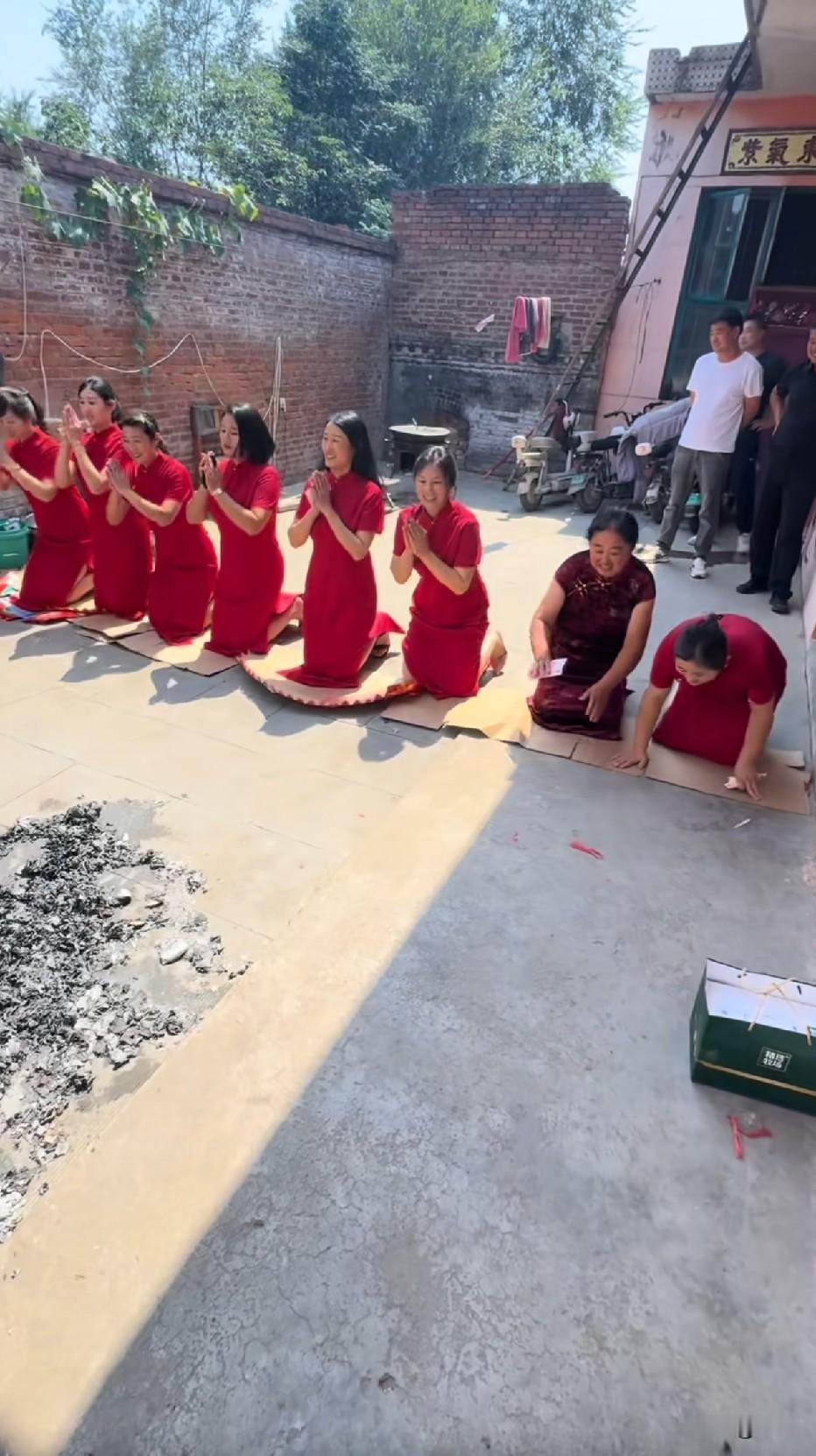特别羡慕这种整整齐齐的一家人，还得多生孩子呀[捂脸]