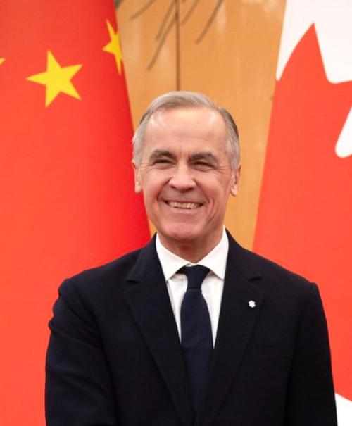 加拿大总理卡尼发文说：“加拿大有近200万华裔，其中许多人的家人和朋友远在太平洋