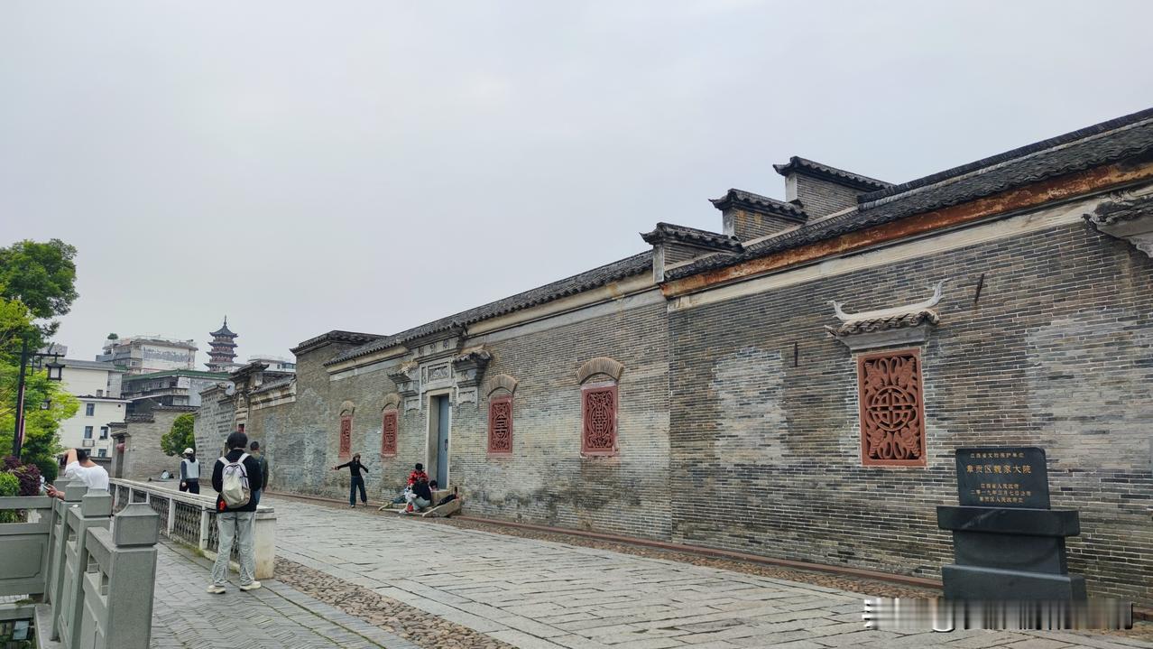 江西赣州市区有一个清朝的老院子，横跨三个巷子，保存完整，目前对外免费开放，这个院