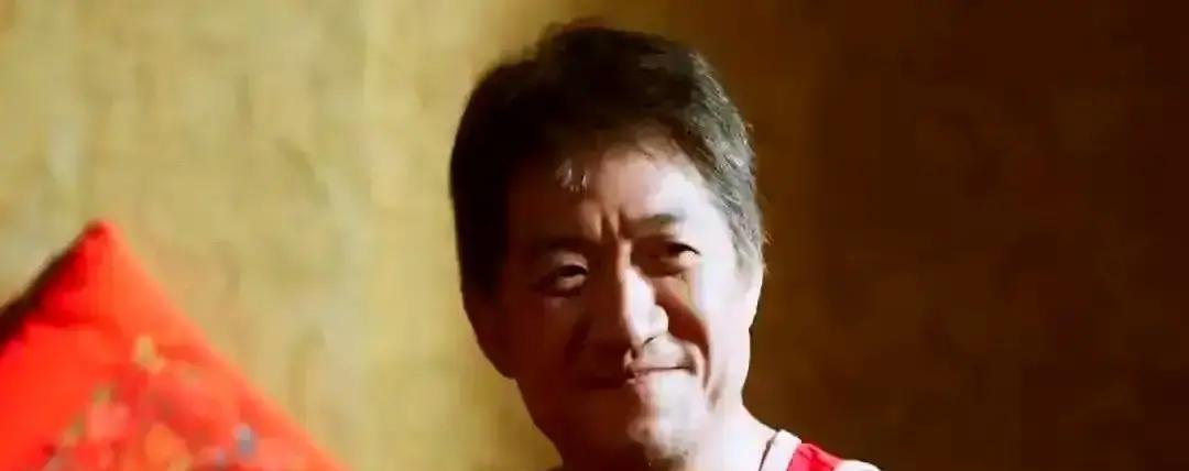 《老舅》大结局炸了！
主角竟是潜伏19年的杀人犯，这反转谁顶得住？
编剧这刀太狠