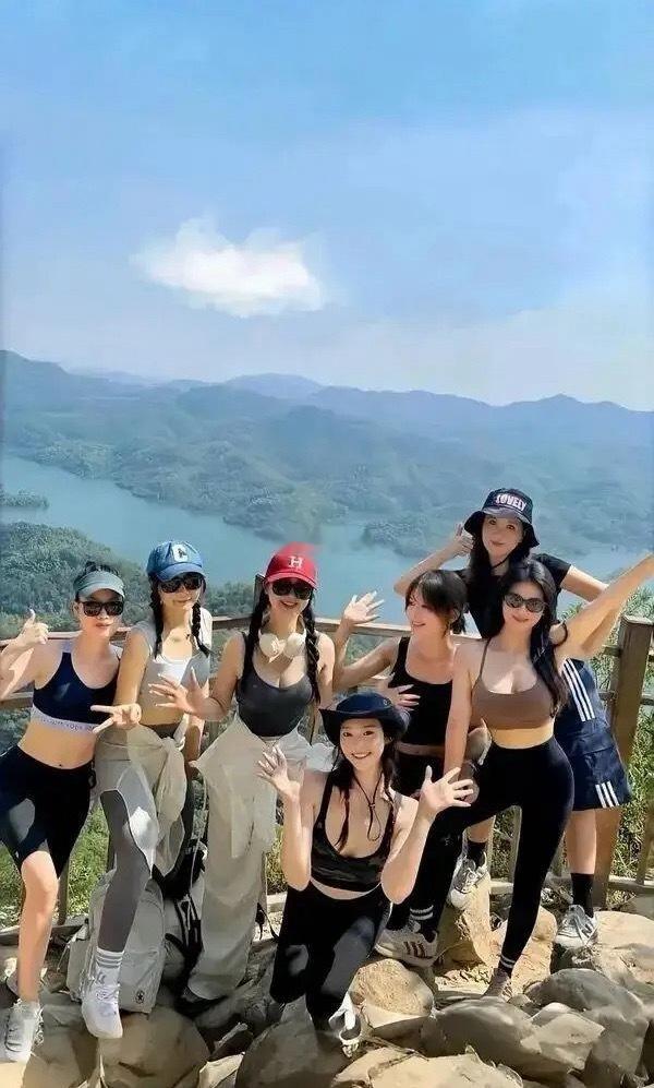 爬山好啊，有利于身心健康。 