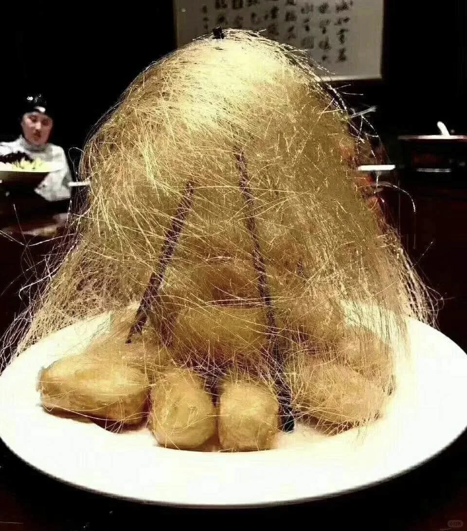 这道菜名叫：拔丝特朗普 像吧？！