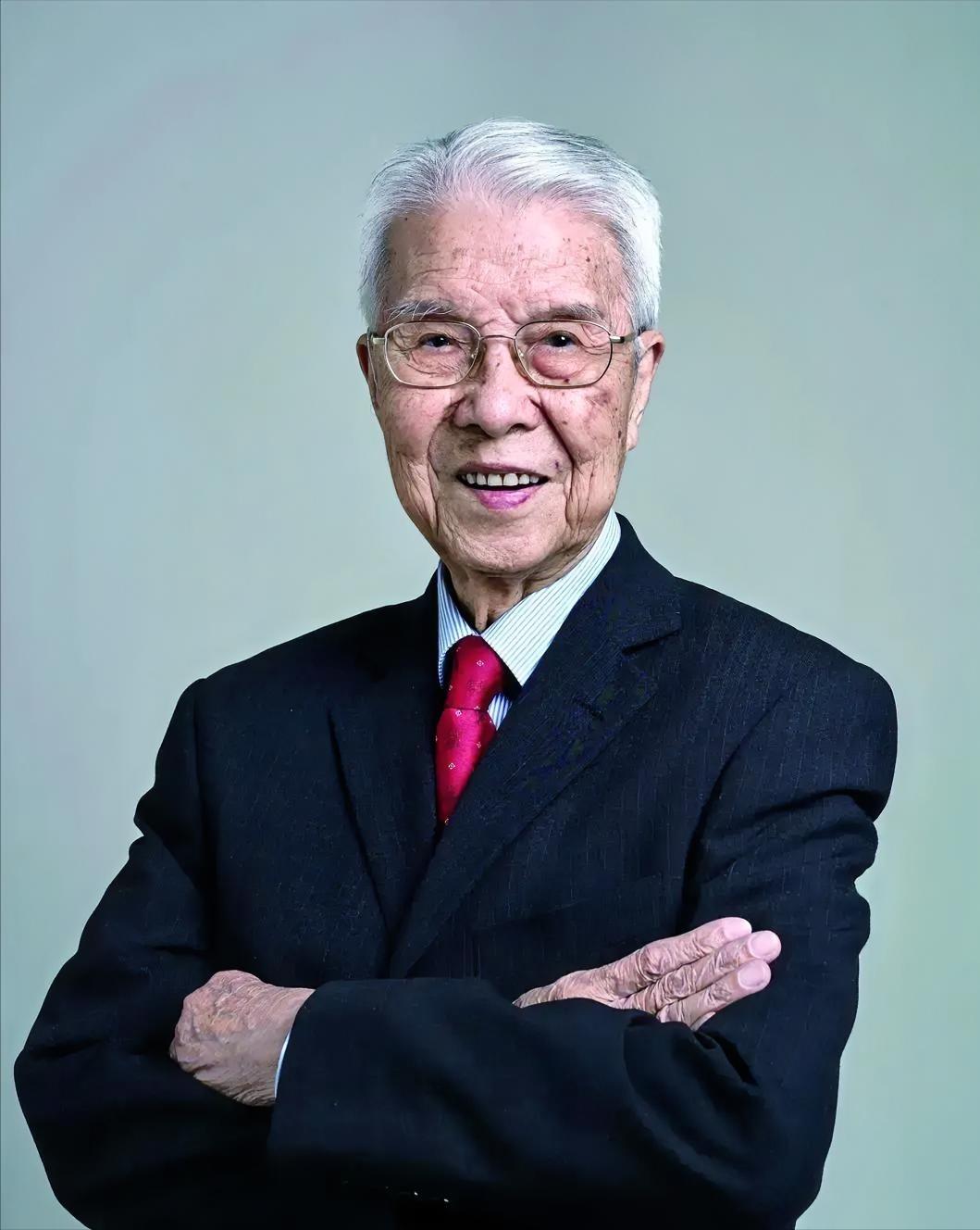 1948年，张金哲医生抱着奄奄一息的女儿，突然拿起手术刀，咬牙划开了孩子的后背。