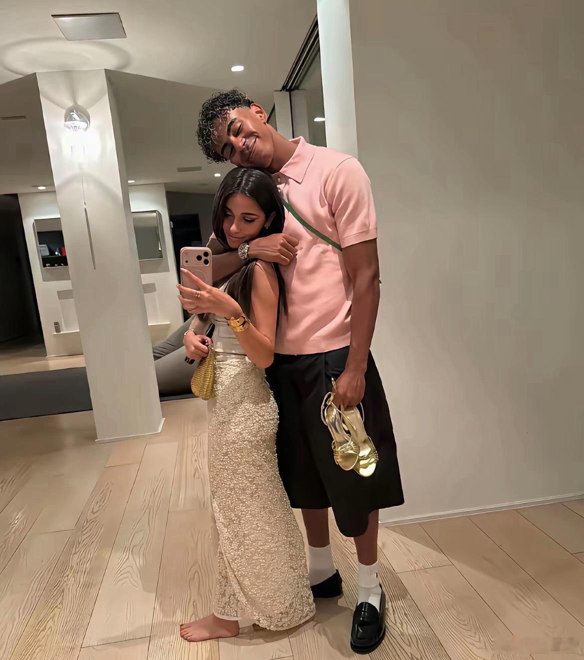 西班牙天才小将亚马尔赛场一路狂飙，他的女友也凭借绝美容貌刷屏全网。 