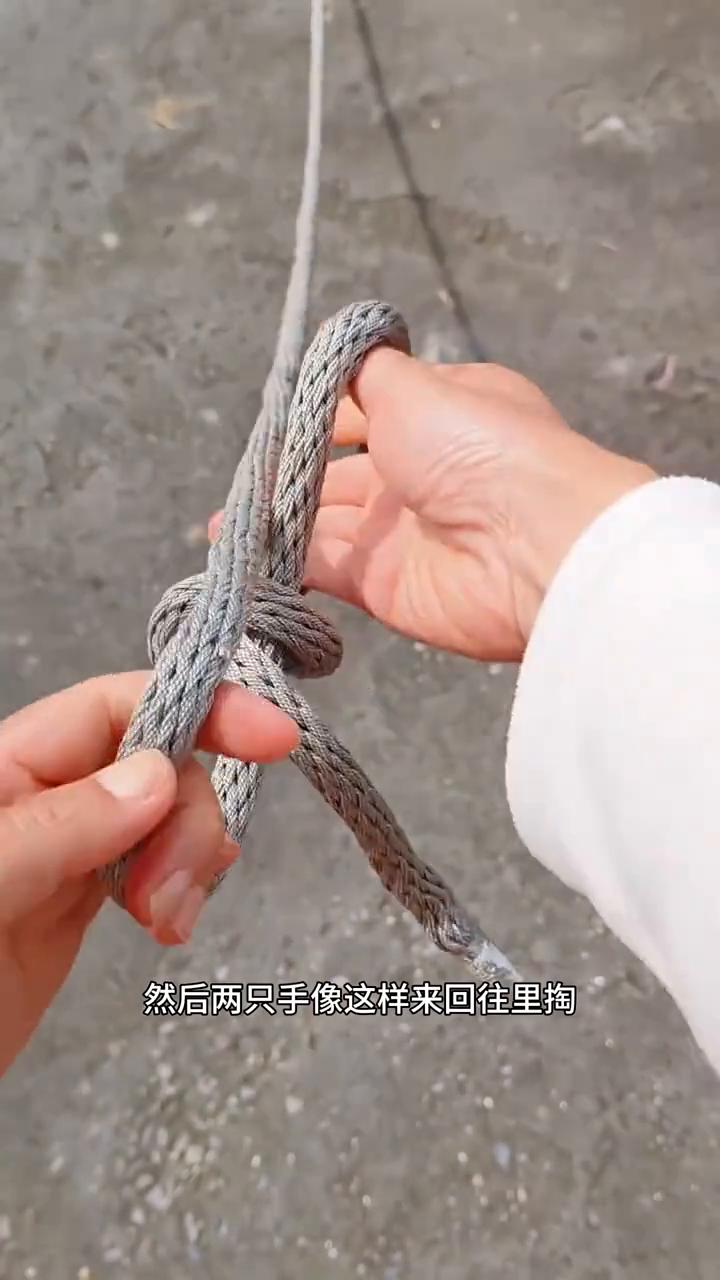 拖车绳快速收纳方法。
·手拿着绳头先打一个活结，然后两只手像这样来回往里掏，就像