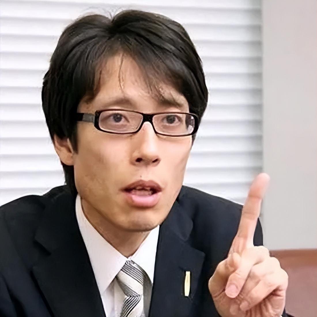 煽动狂徒闯中使馆？天皇玄孙急撇清！
顶着“日本明治天皇玄孙”头衔的日本右翼作家竹