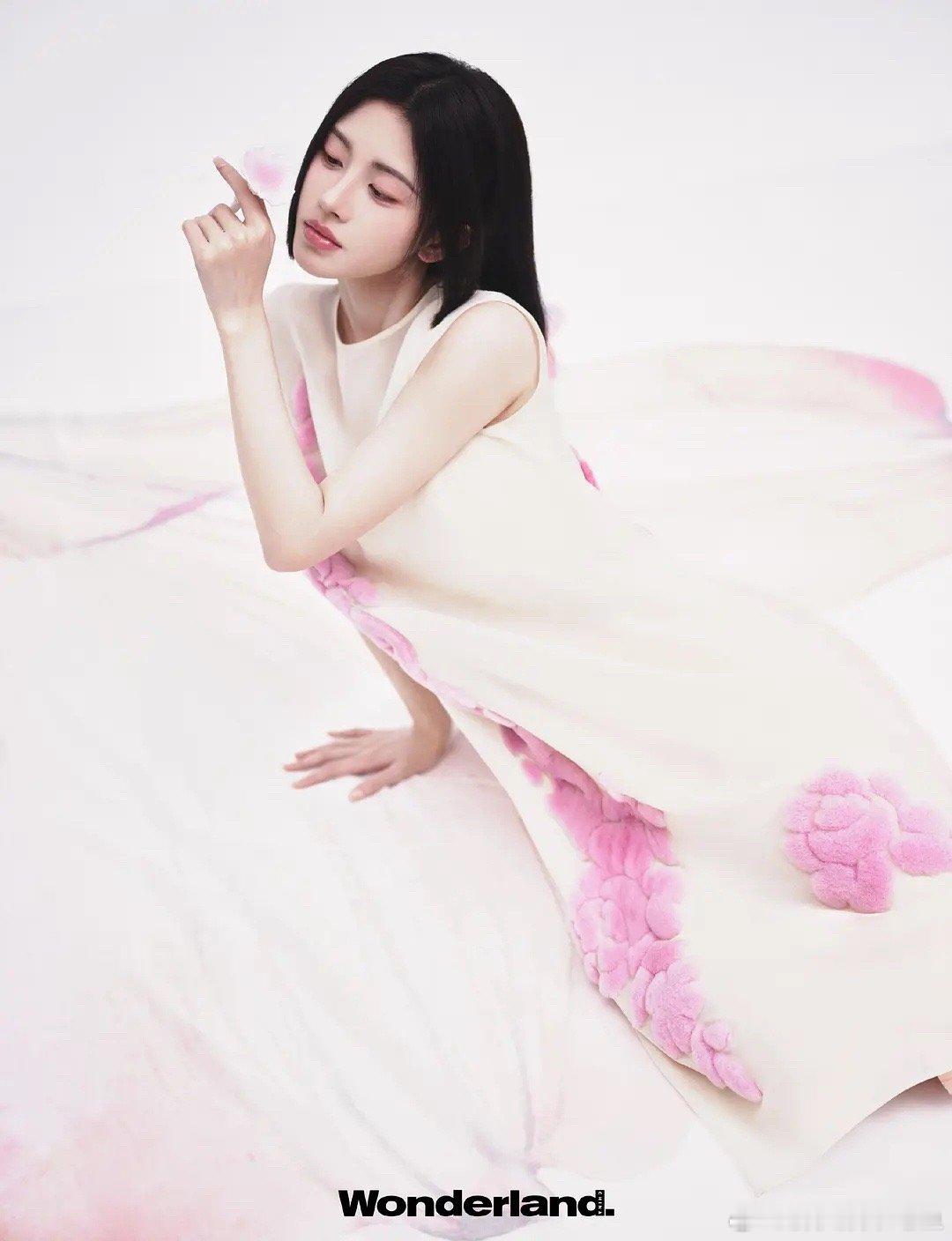 是摄影的问题吗？感觉都不像鞠婧祎了。 ​​​