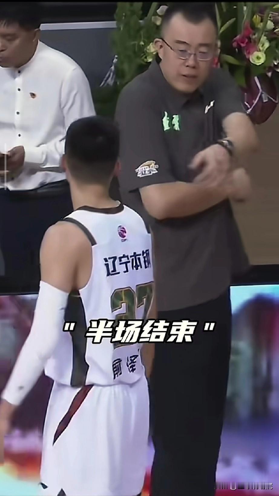 这一幕球迷恍惚了，大韩化身韩指导！

大韩作为副总第一次带队出征，身上穿的不再是
