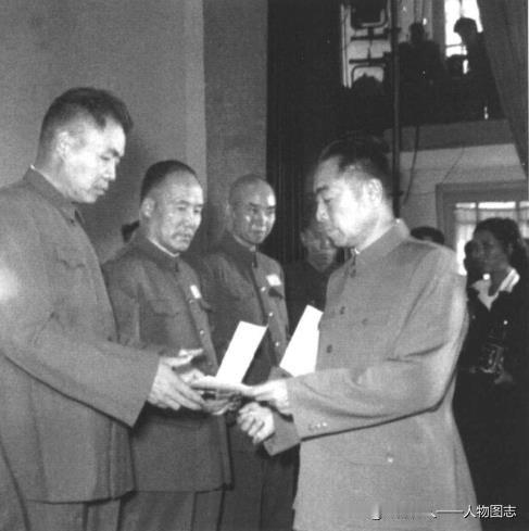 1955年9月27日，周恩来总理向李达(左二)等将领颁发军衔授予令。