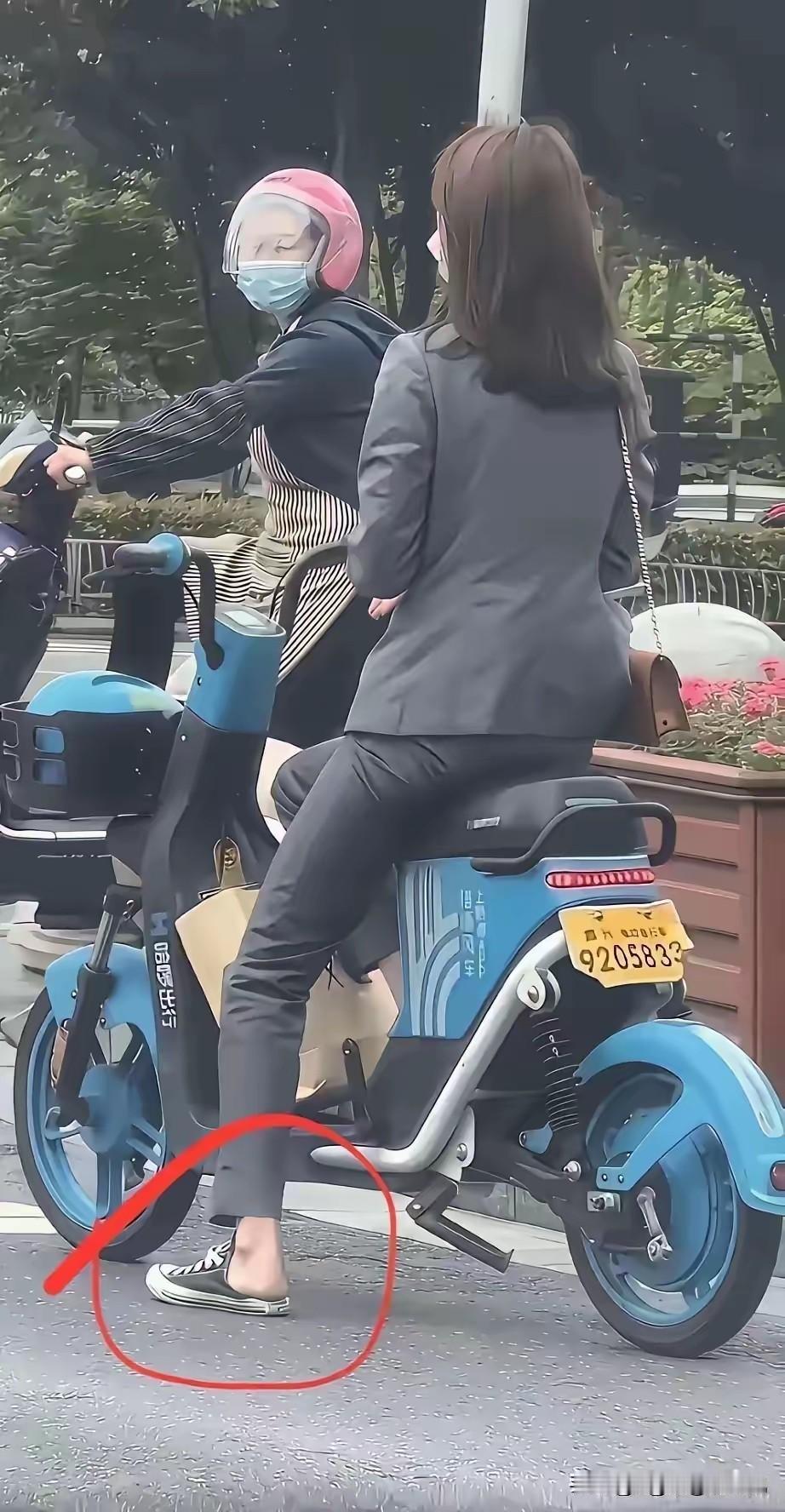 气质必须全套，不然气质都掉价了。
美女不懂搭配，把鞋穿错了。