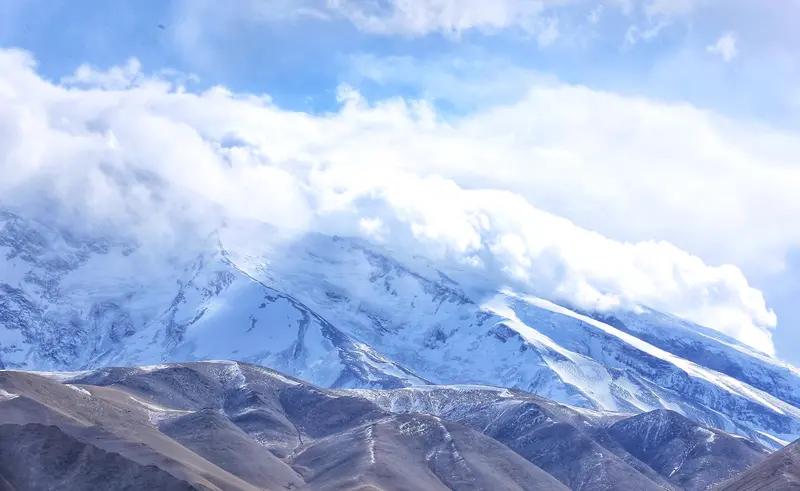 新疆帕米尔高原的杏花，美如天上云霞！
每年三四、月份，塔什库尔干县大同乡的杏花便