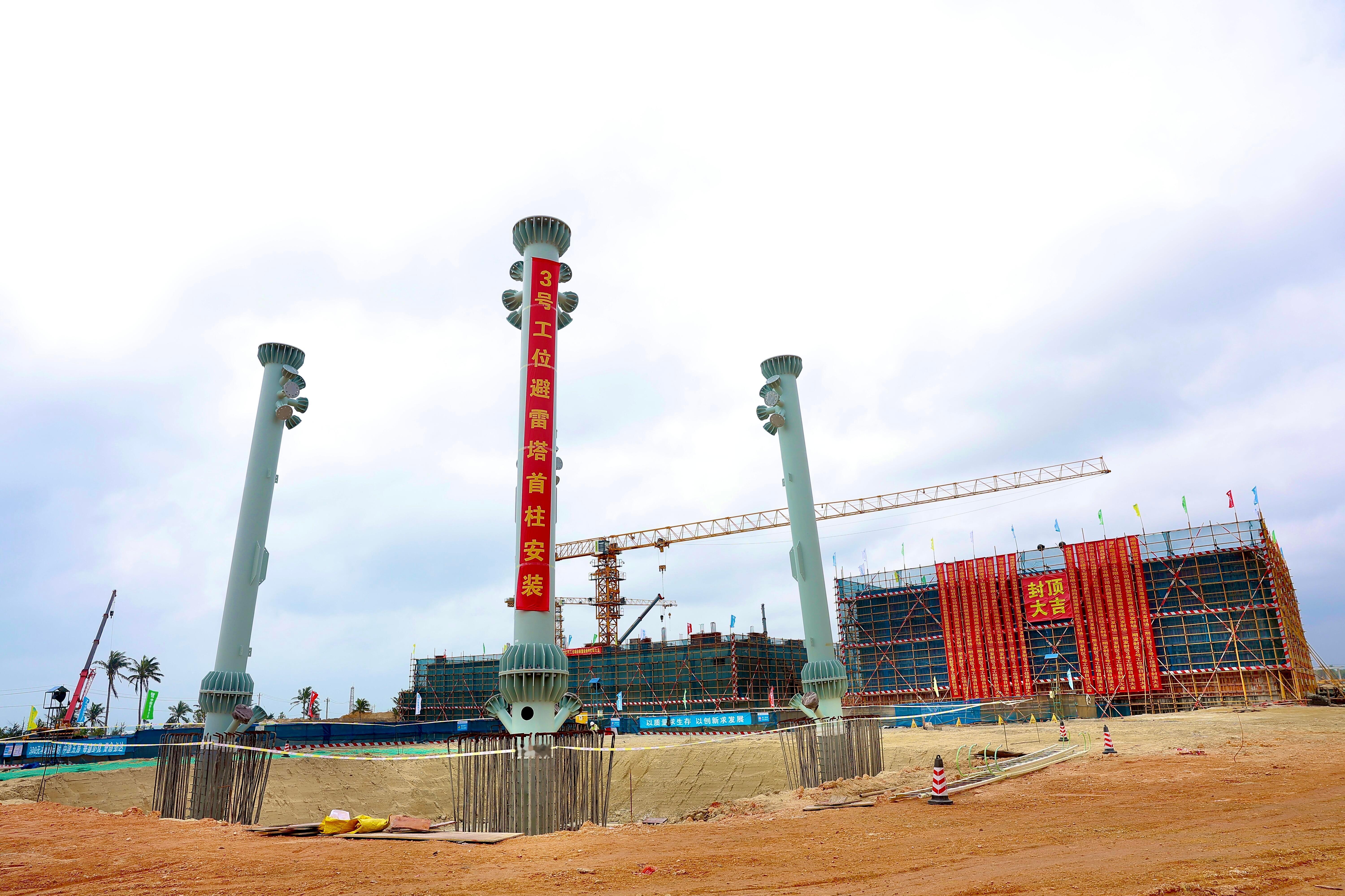 海南商业航天发射场二期3号工位避雷塔首柱安装 