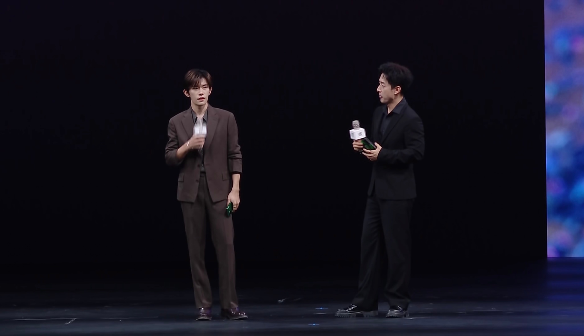 易烊千玺亮相nova发布会易烊千玺在发布会上说好久不见作为华为nova全球代言人