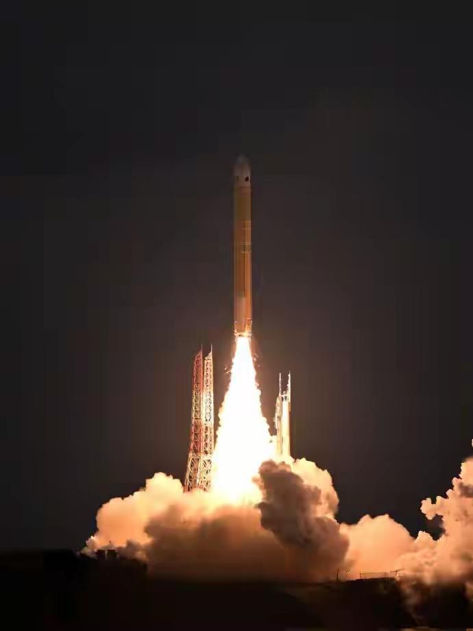 我国成功发射一箭8星 6月15日11时44分，我国在东风商业航天创新试验区用“力