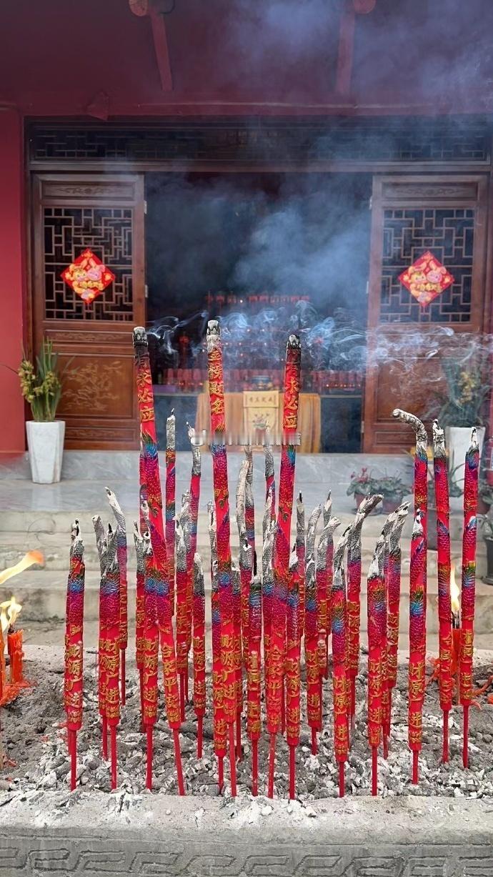 祈愿每一位有缘人不生烦恼，永无灾厄，平安吉祥，如意顺遂 ；祈愿破迷开悟、智慧增长