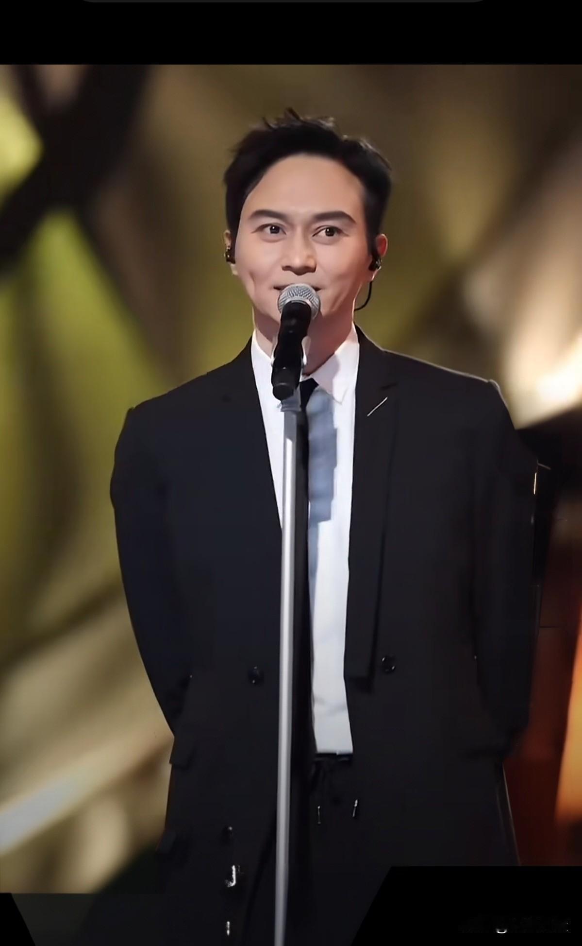 时光肯定是忘记了张智霖，
55岁的男神，居然看上去好年轻，
不要说女人了，
我是