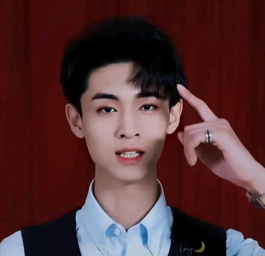 秦霄贤在钢丝节的表现真的让人失望。
现在终于理解他为啥不说相声，而是到处上综艺了