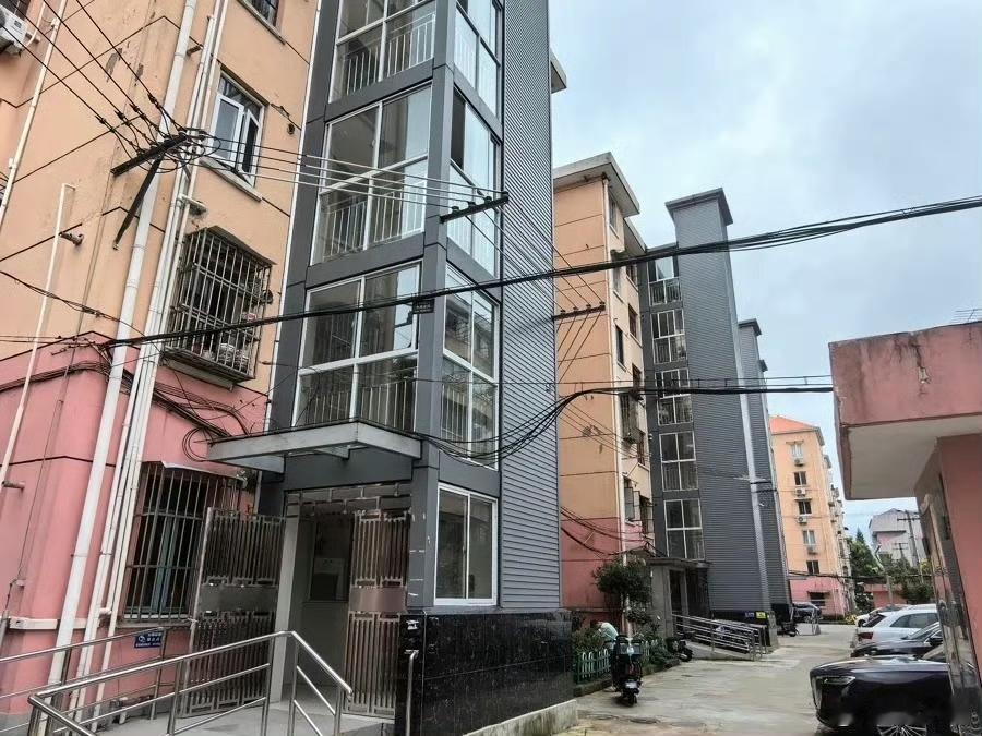 杭州一网友近日在本地论坛发帖吐槽，称所在单元楼因一楼两户业主反对，电梯加装计划搁