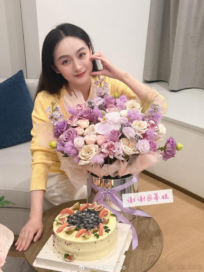 杨幂给何泓姗送了蛋糕和花何泓姗生日杨幂送了蛋糕和花被两位美女的友谊甜到了！杨幂好