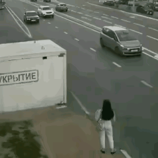 路边停车有点太随意了，没有往边再靠靠，才会造成这个事故