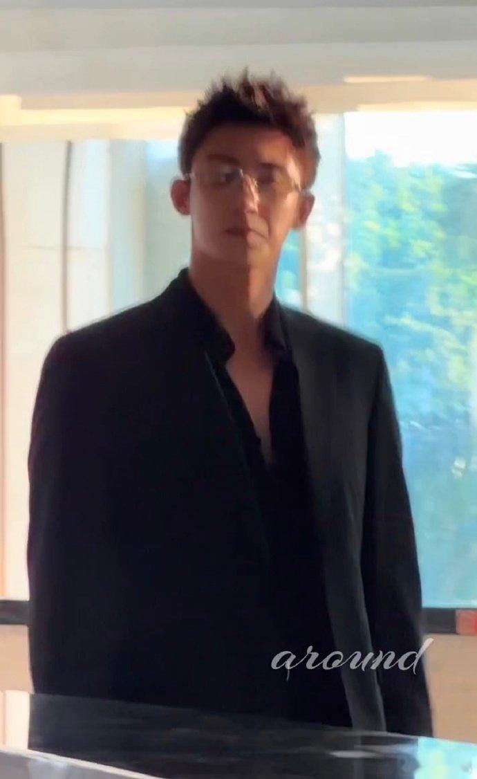 黄景瑜现在就出发西装暴徒黄景瑜西装暴徒回归 惊喜路透上线！黄景瑜西装暴徒回归《现