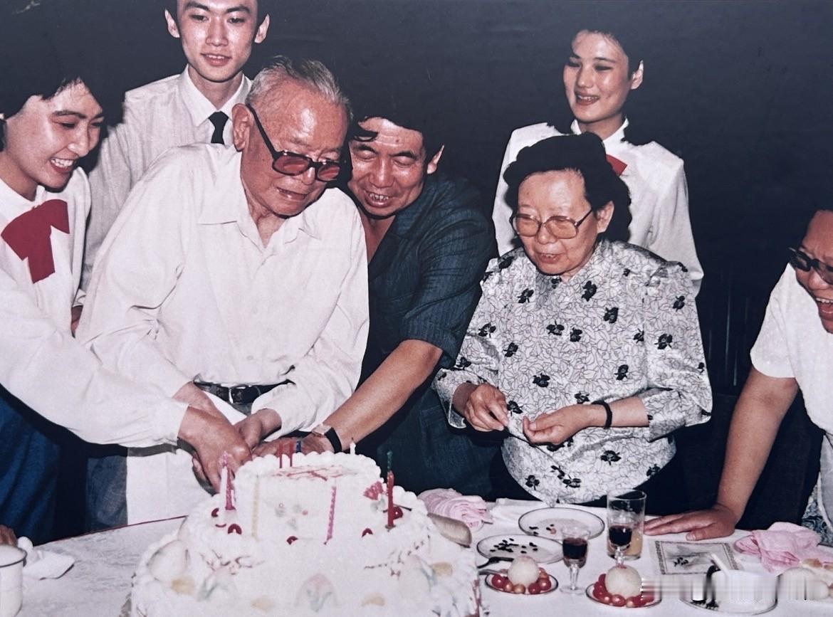 【开国功臣图片故事263】
1991年6月23日，时任全国政协主席的李先念同志在
