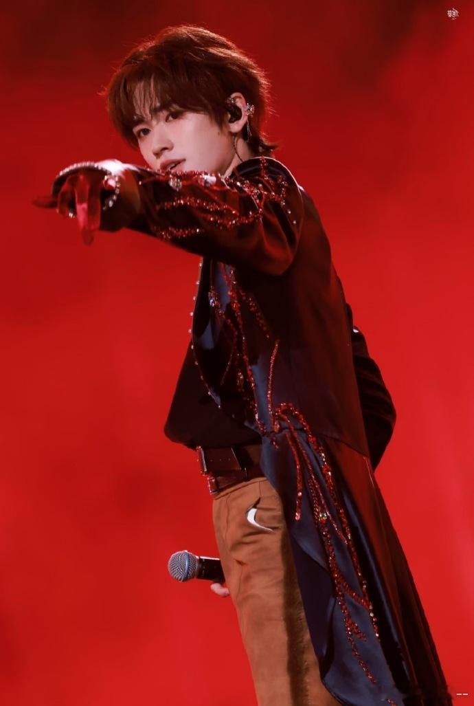 啥时候宋亚轩的眉毛变得这么搞笑了？看着有点像是蜡笔小新，一瞬间有点不敢相信眼睛。