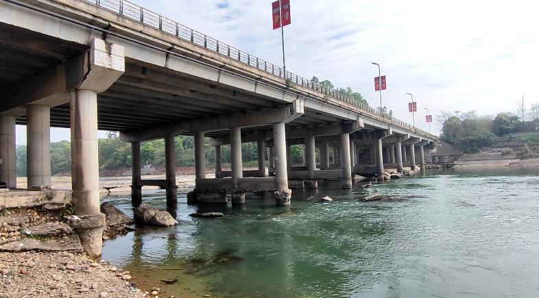 公共河道裸泳，还嫌别人看？乐山这件事，戳中很多人的痛点
 
江边本是市民晨练散步
