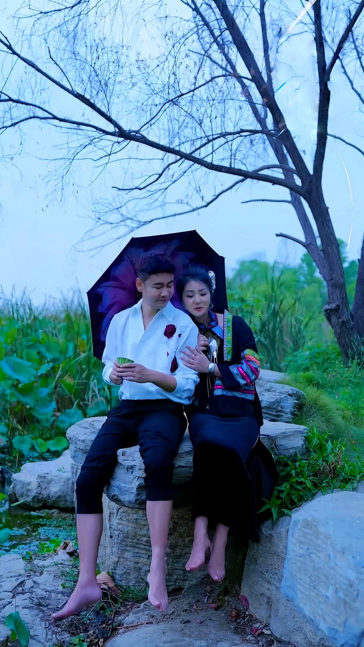 湖边撑一把伞，这俩人真不是情侣？

徐子崴和罗姣这搭档，真的绝了。看他们在湖边对